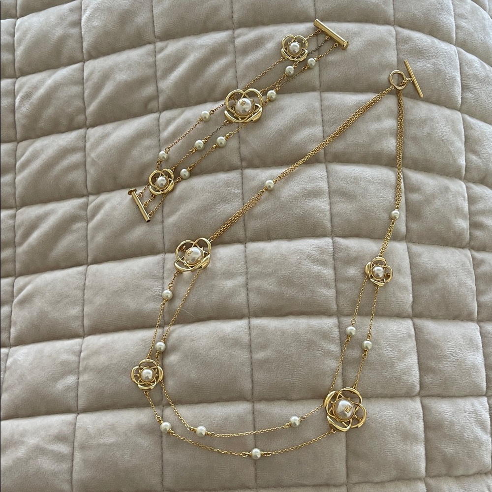 Carolina Herrera Elegant Gold and Pearl Necklace and Bracelet Set